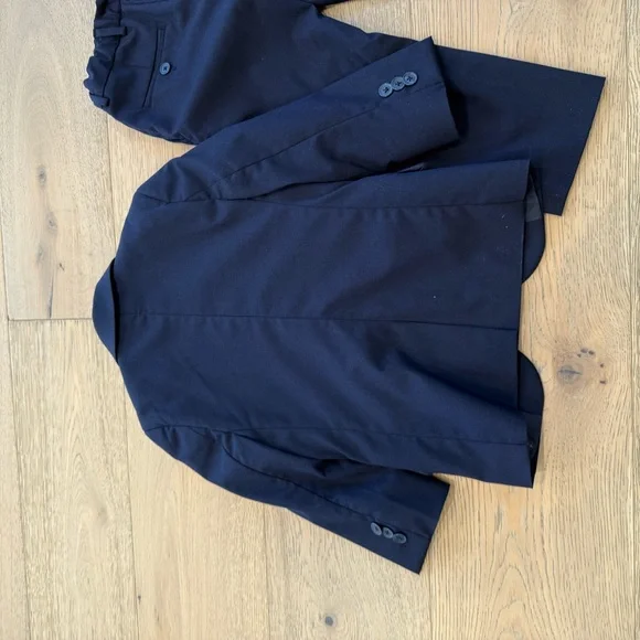 Boys size 5 navy blue suit - Picture 4 of 4